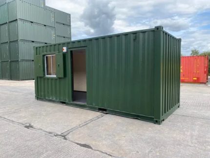 Contenedor oficina 20 pies (6 m) – aislado y cableado con persiana de seguridad (listo para usar)