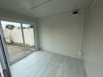 Módulo prefabricado 7 m² (3×2,4 m) – oficina acristalada aislada (paneles sándwich 40 mm)