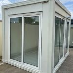 Módulo prefabricado 7 m² (3×2,4 m) – oficina acristalada aislada (paneles sándwich 40 mm)