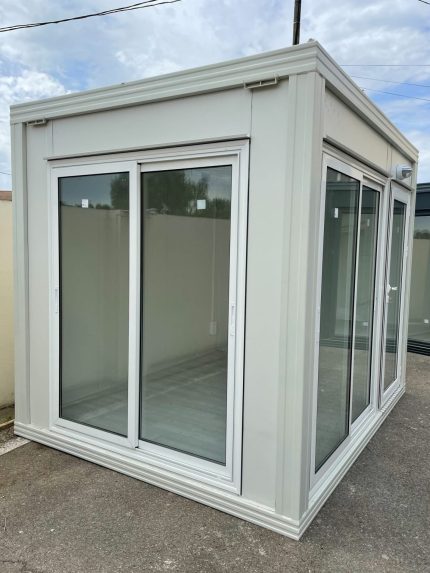 Módulo prefabricado 7 m² (3×2,4 m) – oficina acristalada aislada (paneles sándwich 40 mm)