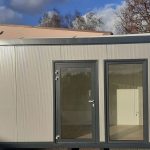 Módulo comercial acristalado 18 m² (6x3 m) con baño – aislamiento premium 100 mm (showroom / oficina)