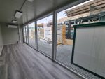 Monobloque oficina de ventas «Glass» 12×2,5 m – cristalera panorámica y aislamiento 100 mm (climatizado)