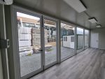 Monobloque oficina de ventas «Glass» 12×2,5 m – cristalera panorámica y aislamiento 100 mm (climatizado)
