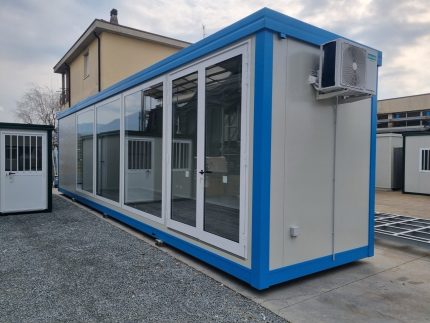 Monobloque oficina de ventas «Glass» 12×2,5 m – cristalera panorámica y aislamiento 100 mm (climatizado)