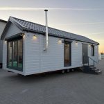 Nueva casa móvil 10x4 m «Modelo II» – tejado 30° con calefacción híbrida y chimenea de pellets (bajo pedido)