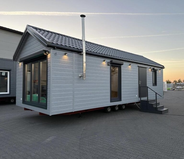 Nueva casa móvil 10x4 m «Modelo II» – tejado 30° con calefacción híbrida y chimenea de pellets (bajo pedido) Nueva casa móvil 10x4 m «Modelo II» – tejado 30° con calefacción híbrida y chimenea de pellets (bajo pedido)