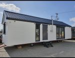 Casa móvil «Reale II» 12x4 m – tejado a 30° con estufa de pellets y techo de madera (3 dormitorios)