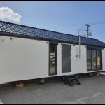 Casa móvil «Reale II» 12x4 m – tejado a 30° con estufa de pellets y techo de madera (3 dormitorios)