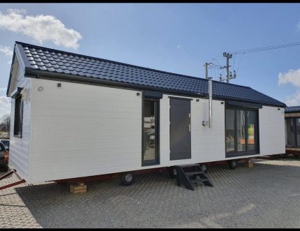 Casa móvil «Reale II» 12x4 m – tejado a 30° con estufa de pellets y techo de madera (3 dormitorios)