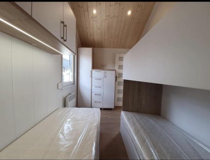 Casa móvil «Samos 2» 10×3,5 m – diseño moderno con 3 dormitorios (cocina negro mate y madera)