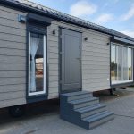 Casa móvil «Reale III» 12x4 m – fachada de madera y 3 dormitorios (totalmente equipada con electrodomésticos)