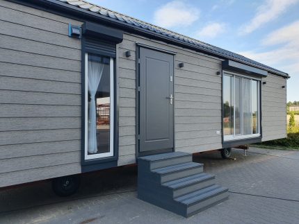 Casa móvil «Reale III» 12x4 m – fachada de madera y 3 dormitorios (totalmente equipada con electrodomésticos)