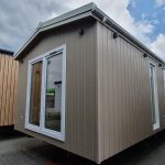 Casa móvil «Samos 2» 10×3,5 m – diseño moderno con 3 dormitorios (cocina negro mate y madera)