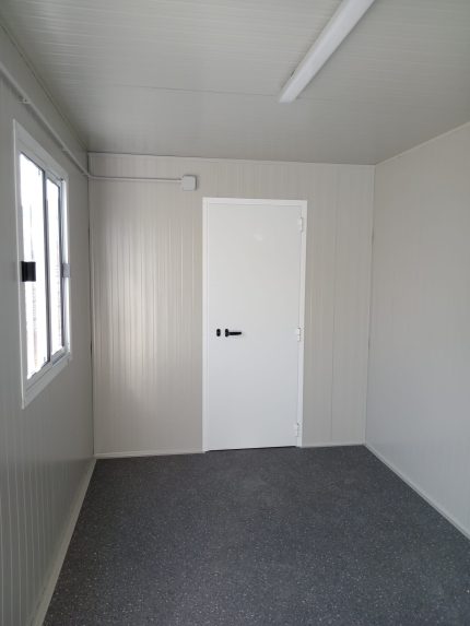 Monobloque oficina 6 m con baño y ducha – estructura reforzada apilable con aire acondicionado