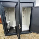 Contenedor sanitario doble (WC + ducha) – gris antracita RAL 7016 (entradas separadas)