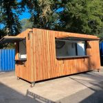 Contenedor bar snack 20 pies «Guinguette» – revestimiento de madera de Douglas, extractor y fregadero