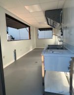 Contenedor bar snack 20 pies «Guinguette» – revestimiento de madera de Douglas, extractor y fregadero